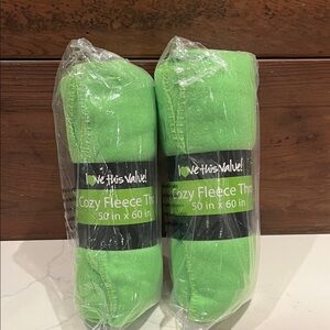 🔥‼️BRAND NEW Green Cozy Fleece Throw Blanket Set‼️🔥